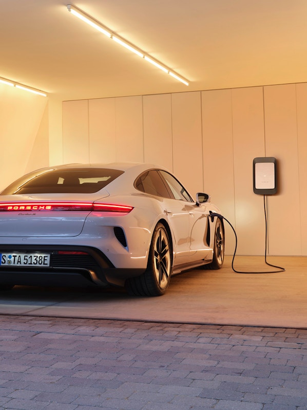 Porsche Taycan Turbo S in Eisgraumetallic steht wird geladen. Bli.jpg